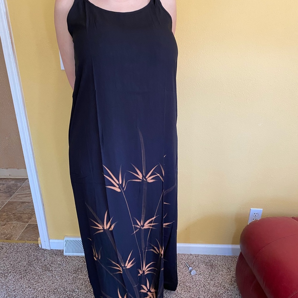 Sleeveless black and brown dress.